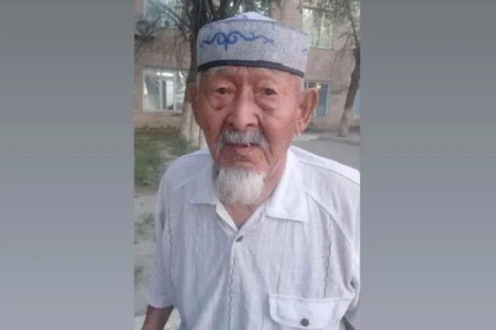 89-летний житель Сагыза заявил о насилии со стороны своего сына, утверждая, что тот связал его, чтобы предотвратить побег. Полиция начала расследование инцидента, который вызвал общественное беспокойство. Соседи пожилого мужчины подтвердили, что ранее зам Атырау