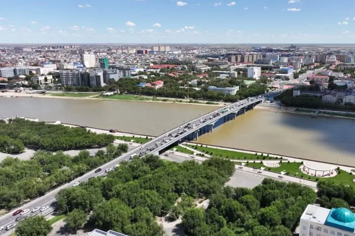 Центральный мост в Атырау снова закроют для проведения ремонтных работ, что вызовет дополнительные неудобства для горожан и водителей. Местные жители выражают недовольство по поводу частых закрытий моста, что затрудняет движение по городу. Атырау