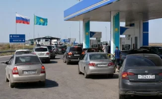 В последние месяцы россияне начали массово ездить в Казахстан за бензином, так как цены на топливо в соседней стране значительно ниже, чем в России. Это явление вызвано не только экономическими факторами, но и отсутствием очередей на заправках, что делает