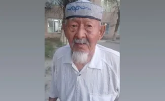 89-летний житель Сагыза заявил о насилии со стороны своего сына, утверждая, что тот связал его, чтобы предотвратить побег. Полиция начала расследование инцидента, который вызвал общественное беспокойство. Соседи пожилого мужчины подтвердили, что ранее зам