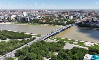 Центральный мост в Атырау снова закроют для проведения ремонтных работ, что вызовет дополнительные неудобства для горожан и водителей. Местные жители выражают недовольство по поводу частых закрытий моста, что затрудняет движение по городу.