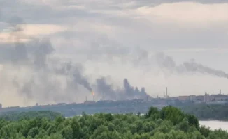 Удары украинских дронов по Омскому НПЗ: возможные последствия для энергетической безопасности России