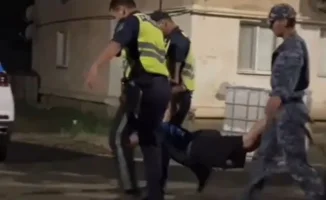 В Атырау полицейские задержали мужчину, который был вынужден пройти в «позе ласточки» в ходе задержания. По информации местных властей, данная поза была выбрана для обеспечения безопасности как самого задержанного, так и окружающих. В полиции отметили, чт