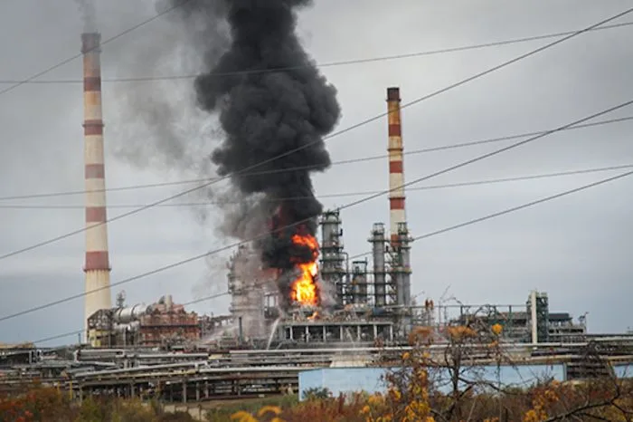Третий российский НПЗ остановил переработку нефти после атаки беспилотников Атырау