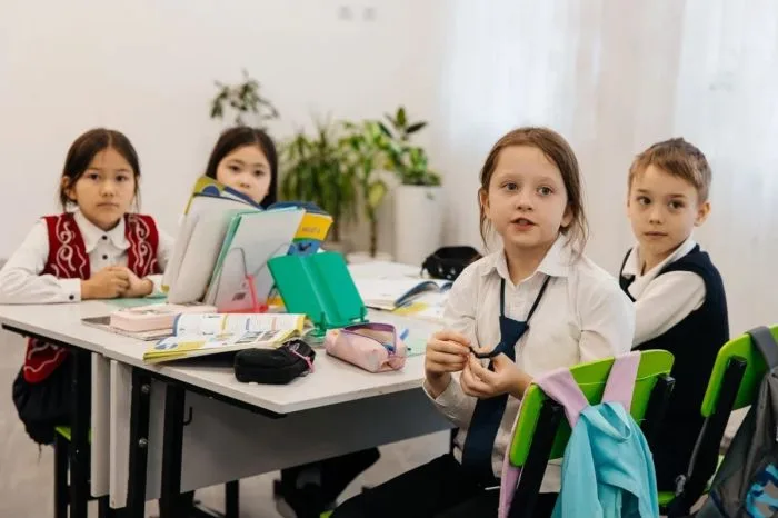 В Атырауской области родителям вернули тысячи заявлений в первые классы Атырау