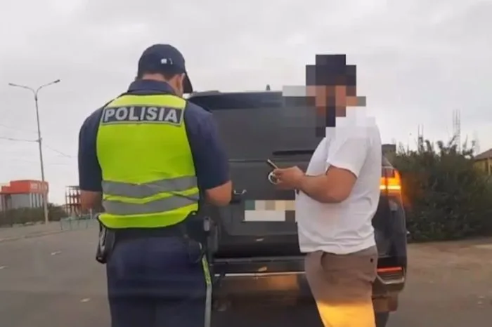 В Атырау водитель Land Cruiser задержан за незаконную тонировку: международные стандарты безопасности под угрозой Атырау