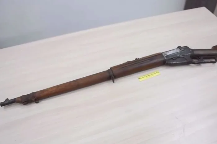 Житель Атырау сдал полиции винтовку Winchester XIX века – историческая находка передана в руки правоохранителей Атырау