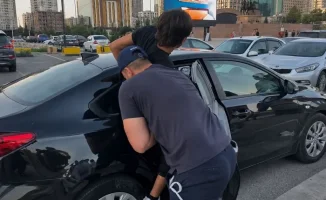 Вечером на площади Атырау произошло задержание нескольких человек. По свидетельствам очевидцев, инцидент привлёк внимание прохожих. На месте происшествия работали представители правоохранительных органов. Полиция не сообщила о причинах задержания и количе
