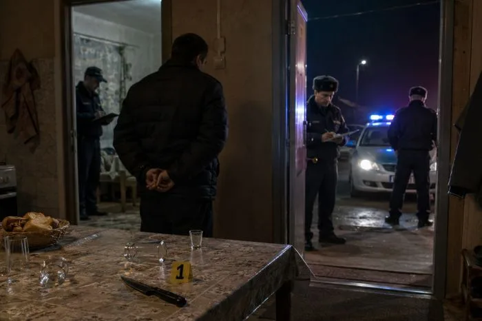 В Атырау отец, как тень, нанес сыну шесть ударов ножом, но избежал колонии, оставив за собой лишь шрам на душе. Атырау