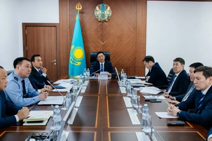 Акчулаков требует погашения долгов по зарплате в Атырауской области Атырау