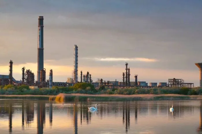 Казахстан модернизирует крупнейший нефтеперерабатывающий завод Румынии, что свидетельствует о растущем влиянии страны на энергетическом рынке Европы. Этот проект направлен на улучшение технологических процессов и повышение эффективности переработки нефти, Атырау