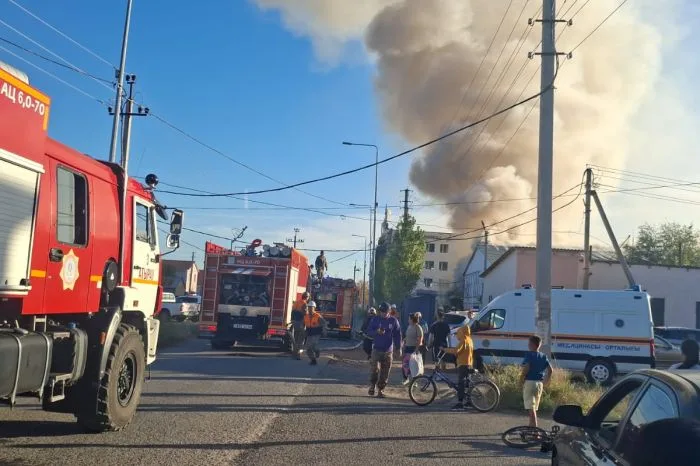 Пожар на мебельном складе в Атырау: международные стандарты безопасности под угрозой Атырау