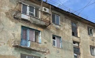 Балконы домов в Атырау: опасность обрушения на Каршимбая Ахмедиярова