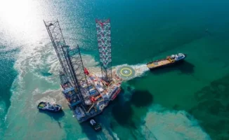 Компания «Лукойл» приняла решение полностью уйти с казахстанского шельфа Каспия, что связано с проблемами, такими как сухие скважины и значительные убытки, которые достигли миллиардов долларов. Это решение подчеркивает трудности, с которыми сталкиваются н