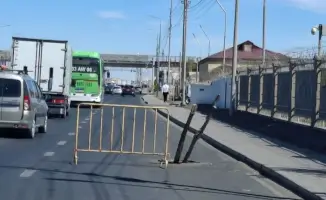 В Атырау открытый колодец на дороге обозначили ветками: местные жители обращают внимание на безопасность