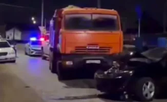 В результате столкновения Toyota Camry с КамАЗом в Атырау водитель получил серьезные травмы и был госпитализирован