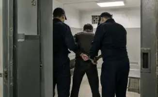В Атырау: задержанный решил 'поздороваться' с полицейским