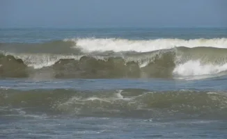 Каспийское море вновь трясет: стихия напомнила о своей силе под водной гладью