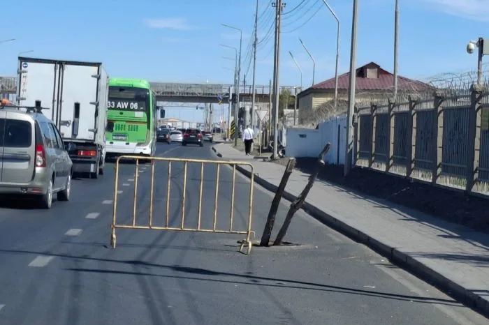 В Атырау открытый колодец на дороге обозначили ветками: местные жители обращают внимание на безопасность Атырау