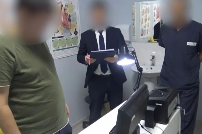 В Атырау хирурга поймали на 'золотом скальпеле': приговор за продажу бесплатных операций Атырау