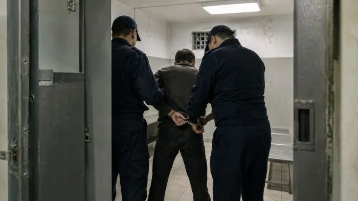 В Атырау: задержанный решил 'поздороваться' с полицейским Атырау