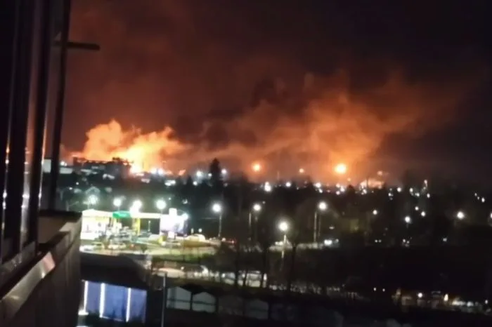 Дроны атаковали Омск: пожар на заводе «Омский каучук» Атырау