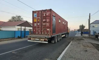 Жители Индербора вновь требуют убрать большегрузы с жилой улицы после 11 лет обещаний со стороны властей.