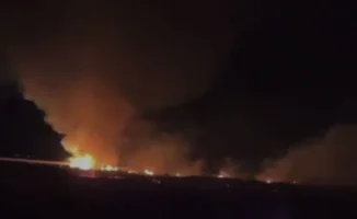 Пожар камышей под Атырау: 30 добровольцев в борьбе с огнем и его возможные последствия для экосистемы