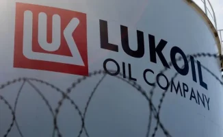 Сделка «Лукойла» с Carlyle по зарубежным активам не состоялась: стороны не смогли договориться о ключевых условиях сделки, сообщает источник, знакомый с ситуацией. Ожидалось, что сделка позволит «Лукойлу» оптимизировать свои активы за границей и привлечь 