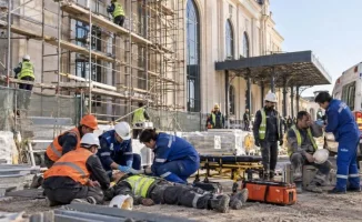 Тяжёлое состояние рабочего после падения с лесов на вокзале Атырау